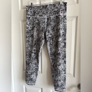 Athleta Women’s large Leggings in Black and White Floral